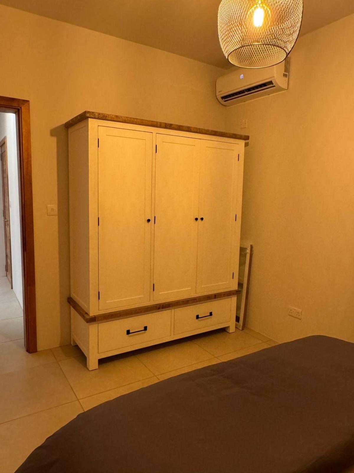 Cozy And Newly Furnished In Near The Centre And The Apartment